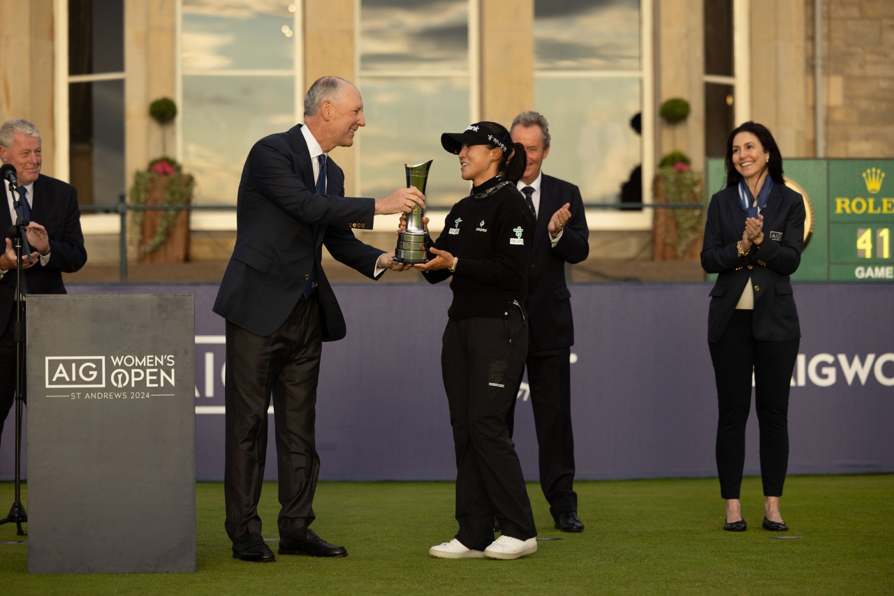 Championship winner Lydia Ko accepts her 2024 AIG Women's Open trophy from Peter Zaffino.